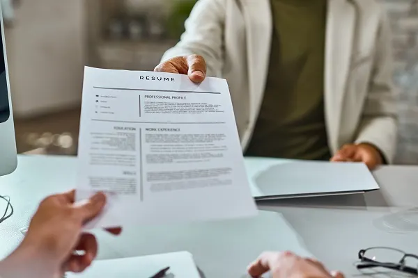 Cómo crear un currículum perfecto en 2025: Guía paso a paso